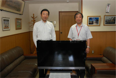 小中学校44校にテレビ寄贈